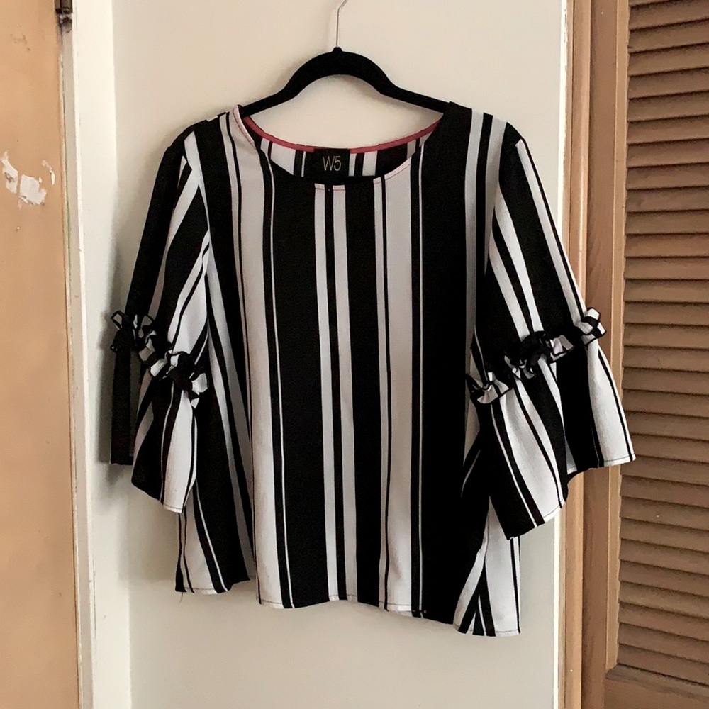 Cropped stripped blouse.